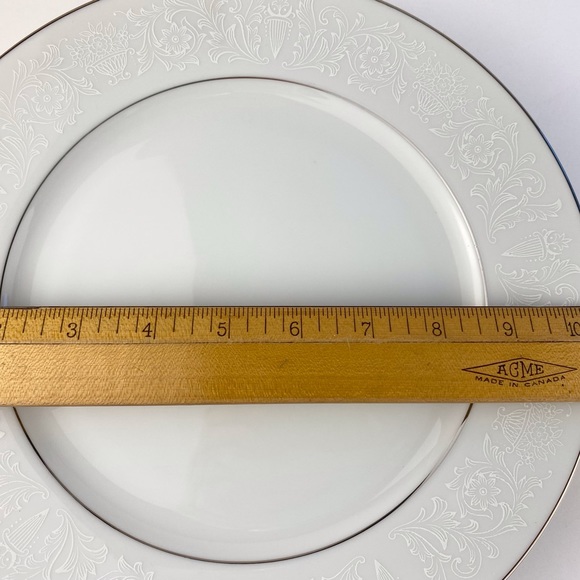 Crown Victoria "Lovelace" dinner plates set of four, vintage fine china, Japan - Picture 4 of 6